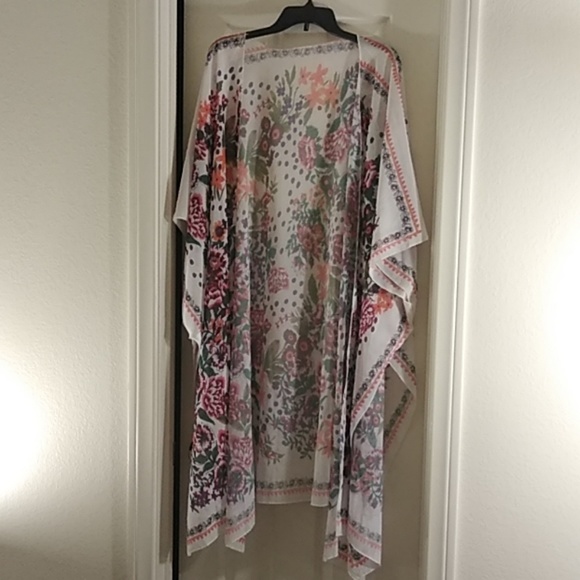 STUNNING KIMONO with Flower Pattern - Picture 1 of 2
